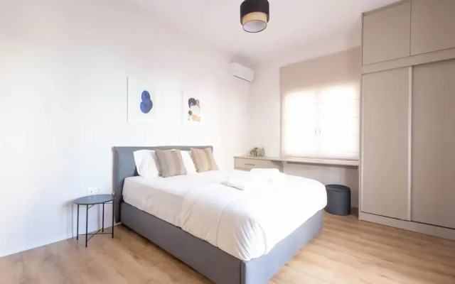Urban Comfort 2 Bdrm Next to Metro