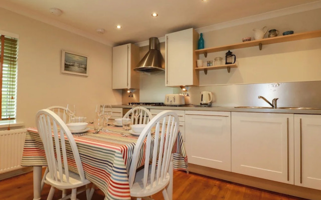 6 Trelawney Court