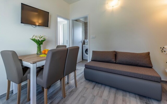 Awesome Apartment in Valbandon With Wifi and 2 Bedrooms