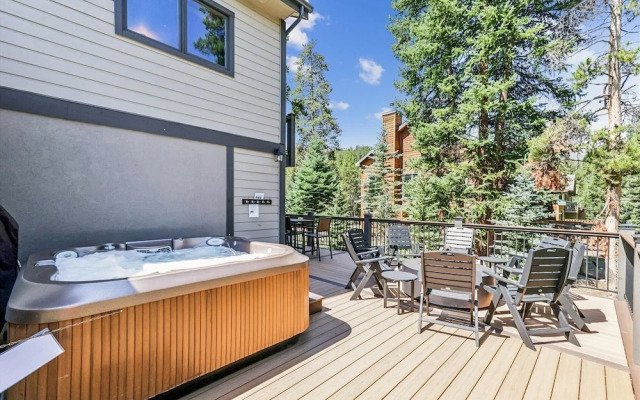 Friendly Fox Chalet 8 Bedroom Home by RedAwning