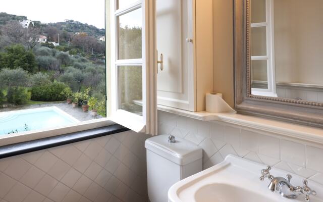 Villa con piscina tra gli ulivi di Rapallo