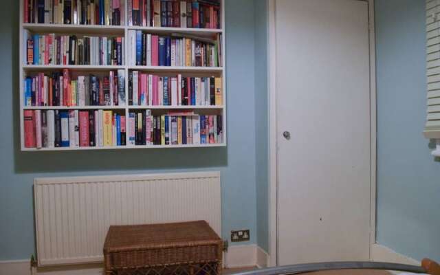 Charming 2 Bedroom Apartment Near Battersea