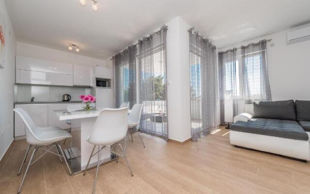Villa Star 4 luxury apartment with a pool