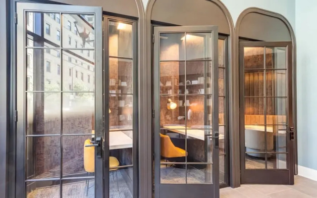 Near Riverwalk 2BR Private Balcony Downtown