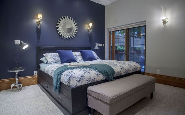 Spacious 1BR - King Bed and Terrace