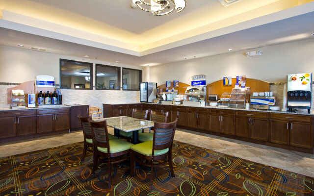 Holiday Inn Express Hotel & Suites Denver East-Peoria Street by IHG