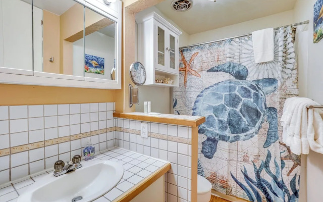 Kaunakakai Condo w/ Private Lanai & Ocean Views!