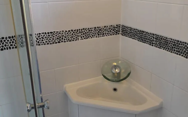 2 Bed-sleeps 4-pets-parking-5 Min to Beach