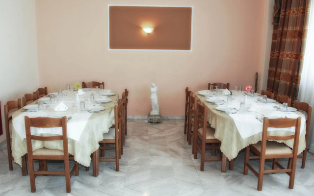 Alexiou Hotel
