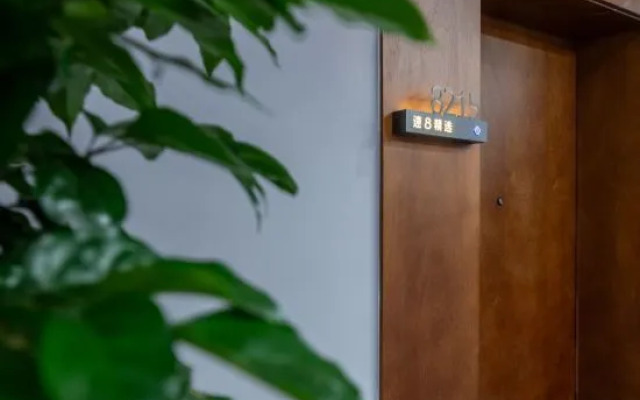 Super 8 Select Hotel (Beijing Tiancun Subway Station Branch)