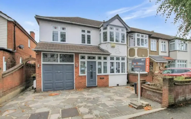 Stunning 4-bed House in Gidea Park