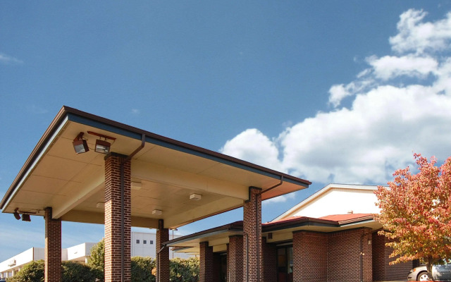 Econo Lodge Inn & Suites