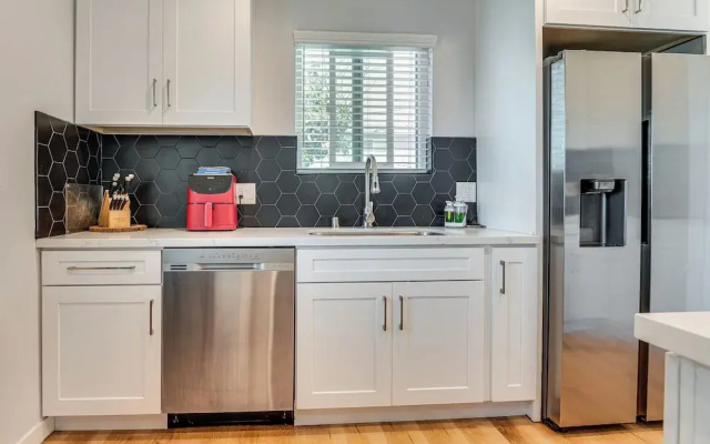 4 Mi to Sofi Stadium, Fenced Yard: Modern Retreat!