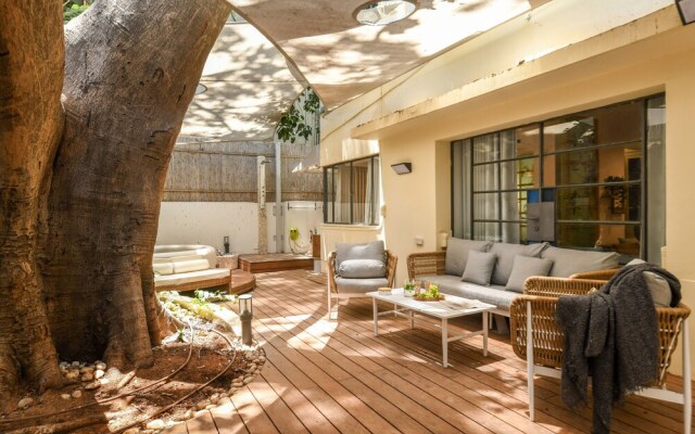 Charming 2BR Apt w a Breathtaking Patio