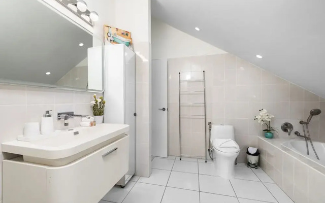 Spacious Renovated House Prvt Pool 5 min to Bch
