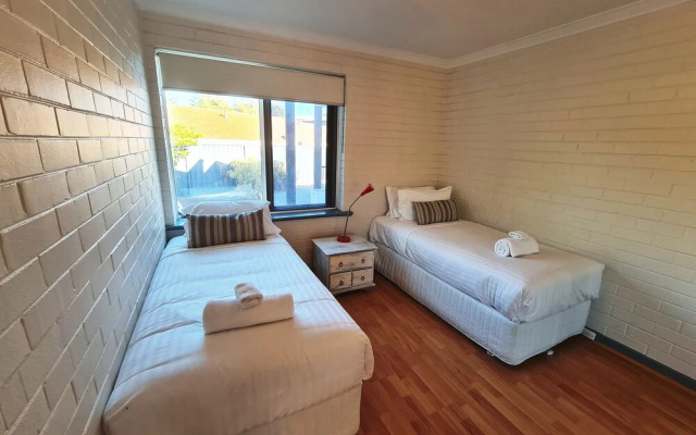 OCEANS 4 Holiday or Business Apartment