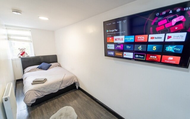 57 North Road Studios Near QE and UOB