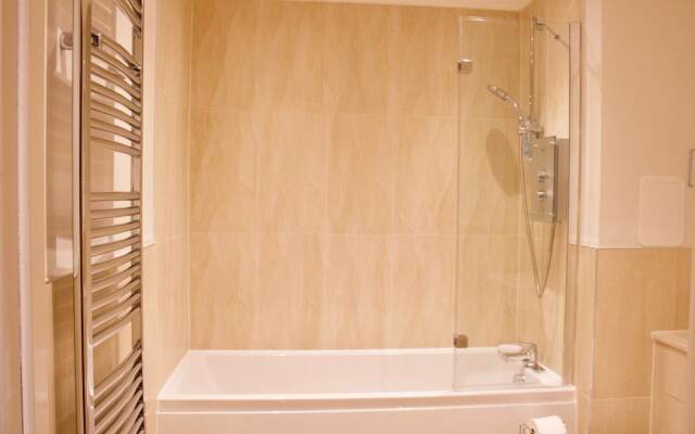 2 Bedroom Flat In Broughton Area