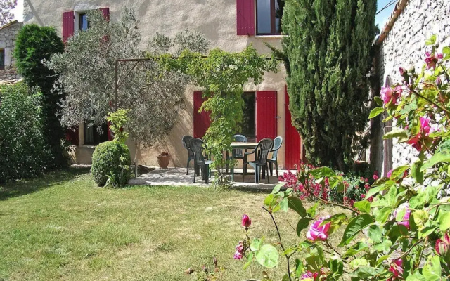 Private Garden House in Redortiers