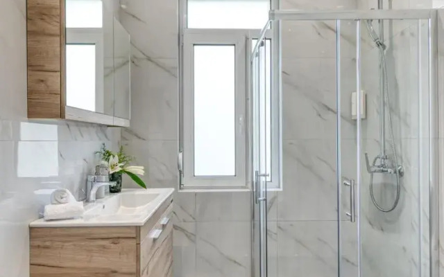 Contemporary 2-BDR APT near Kalimarmaro & Alsos Park!