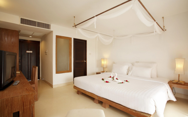 Aana Resort & Spa