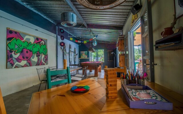 Mundaka Hostel y Bar - Adults Only