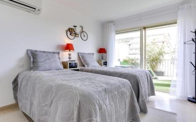Wonderful fully renovated 2BR on the last floor.