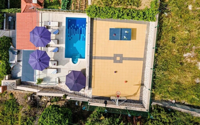 Stylish Home With Private Heated Pool Basketball Court
