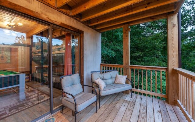 Pappy's Peak 2 Bedroom Cabin by RedAwning