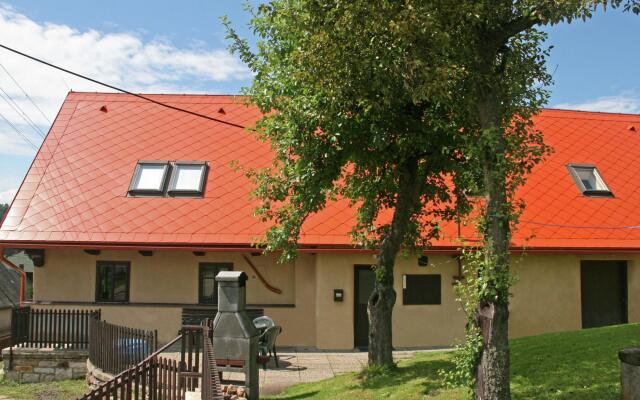 Authentic Holiday Home with Garden near Trutnov