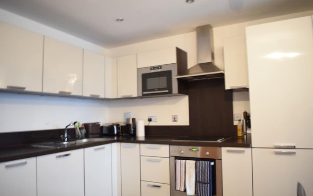 Modern 2 Bed Flat With Balcony in Canada Water