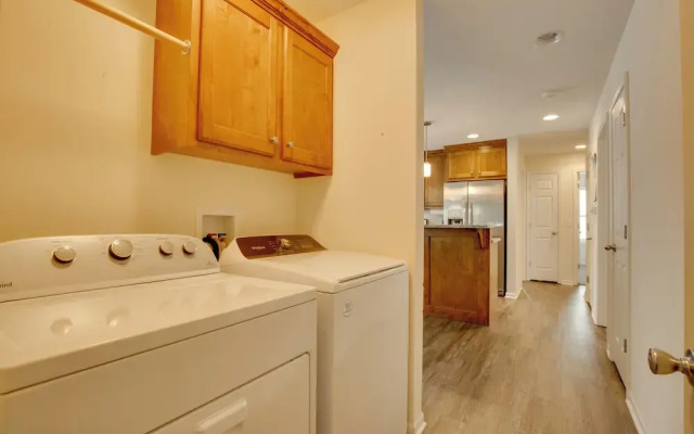 Family-friendly Lansing Home With Covered Balcony!