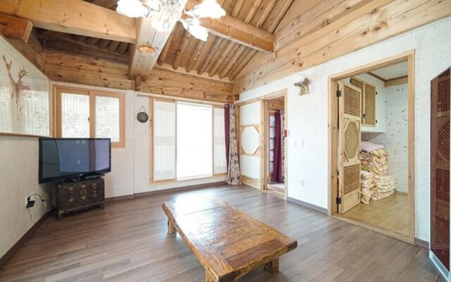 Hongchen Hanok Pine Scent Pension