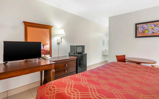 Econo Lodge North