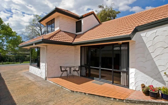 Riverside Villa - in the City by the River!