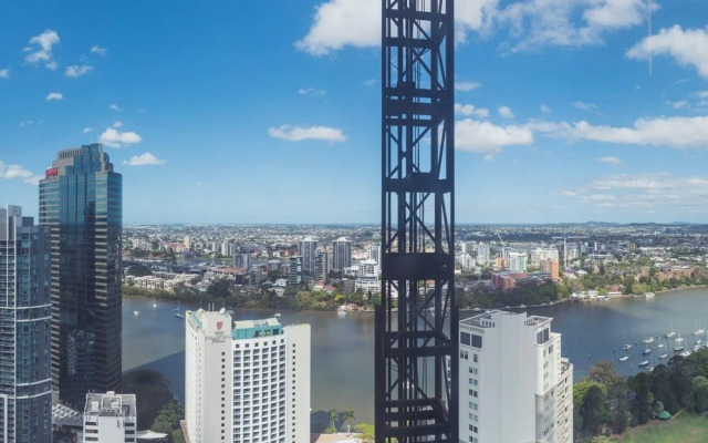 Sky High 2 Bedroom Apartment in Central Brisbane