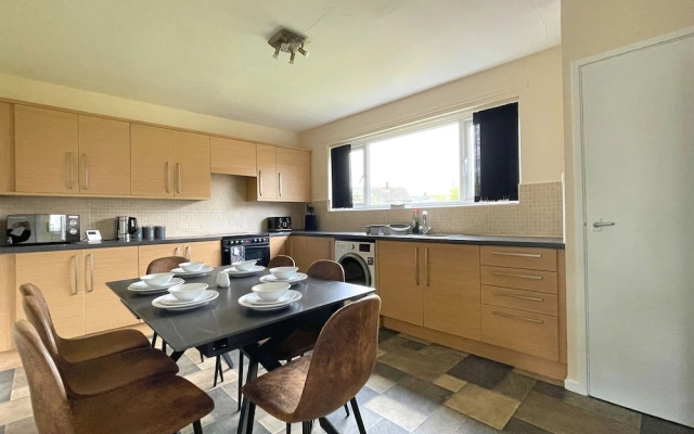 6 Person Spacious Home with Garden