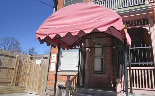 Spadina 11 Guesthouse