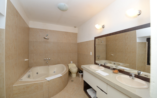 Yabar Hotel Plaza