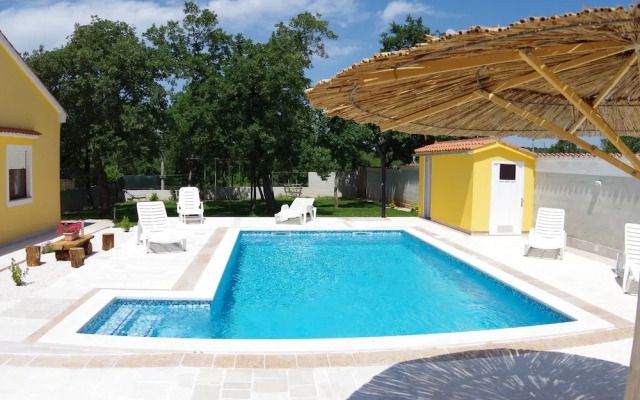 Detached House at Country Side, Fenced Private Garden Ideal for 2 Fam, Wifi