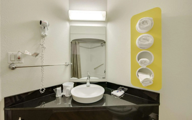 Motel 6 Toronto Brampton