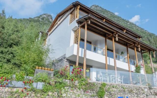 Xingyi Wanfenglin Ruhuazaoye Homestay (Baguatian Observation Deck)