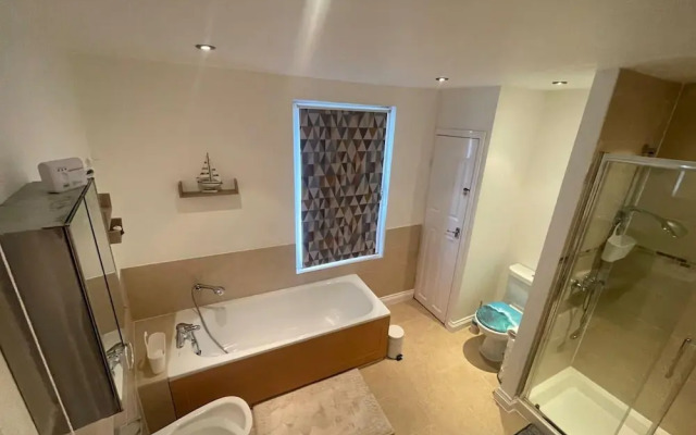 Impeccable 4-bed Home Away From Home in Swindon