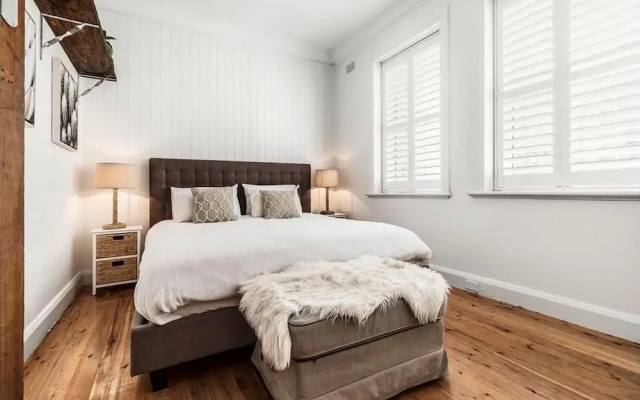 Bright Beachside Apartment in Bondi