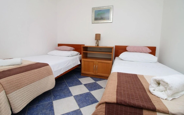 Elvi - Amazing Position & Parking - A3