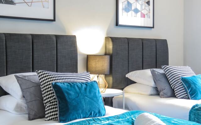 Tudors eSuites Birmingham City Centre House Private Garden