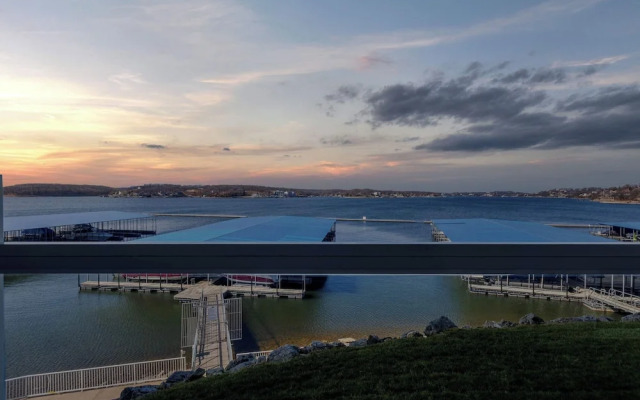 Panoramic Sunset Escape Waterfront Condo for 7!