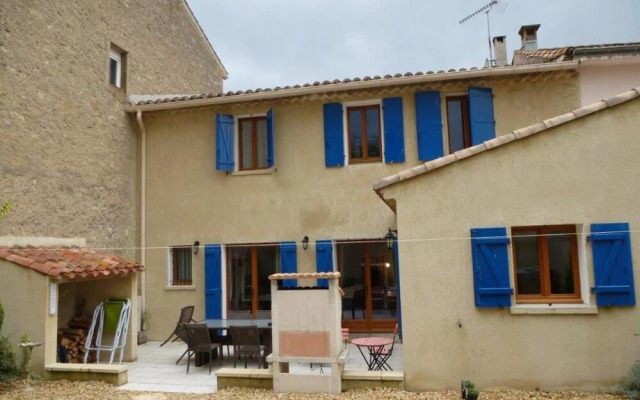 Hirondelle in Charming Village