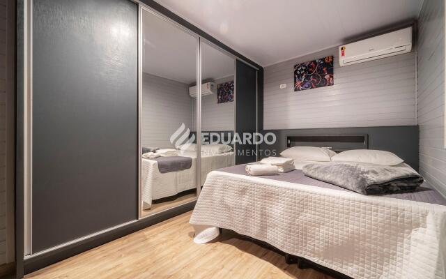 Piscina e jacuzzi a poucos metros do mar.