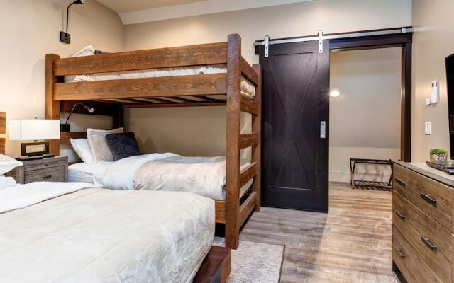 Ski Ge Loft 3 Bedroom Condo by RedAwning